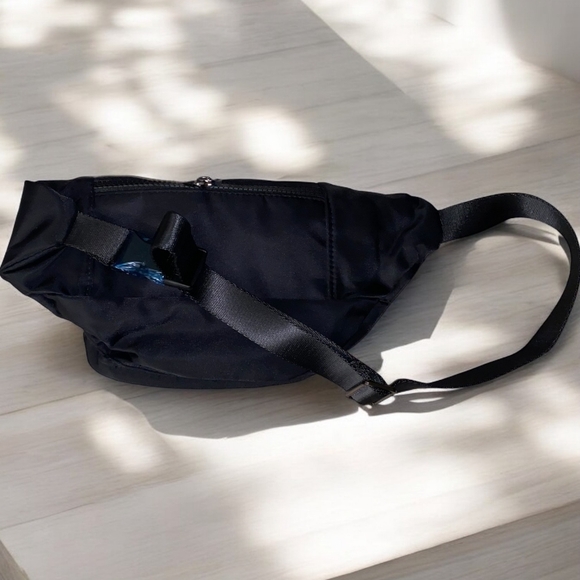 Alo Yoga Explorer Fanny Pack: Compact Style for Trendsetters - Picture 3 of 4